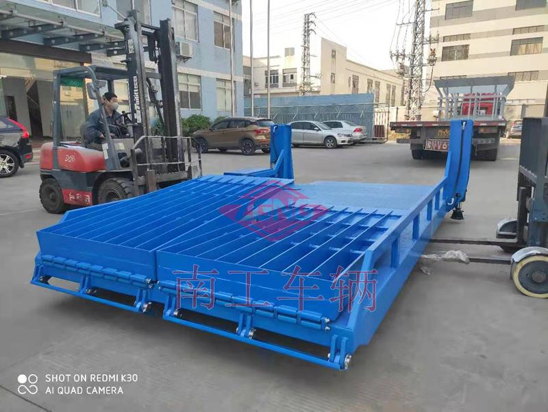 非標訂制8噸移動式登車橋
