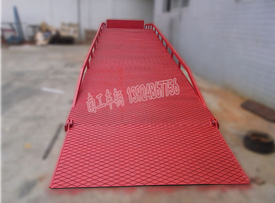 10噸移動(dòng)式登車(chē)橋I.jpg